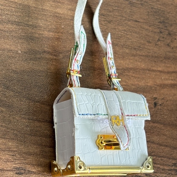 RAINBOW HIGH Fantastic Fashion Amaya Raine Doll White Faux LEATHER PURSE BAG - Picture 5 of 8